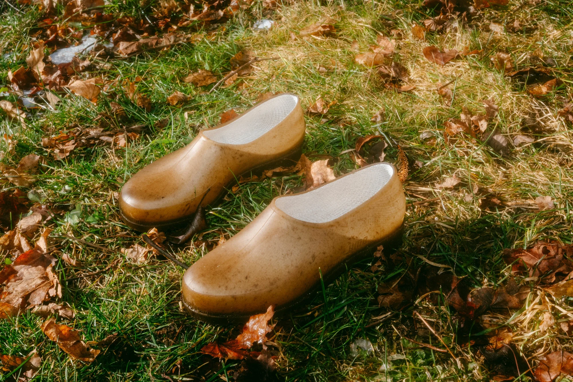 French Recycled Hemp Gardening Clogs in Sepia - Image 10